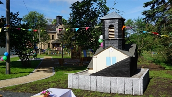 Dorf und Spielplatz.jpg